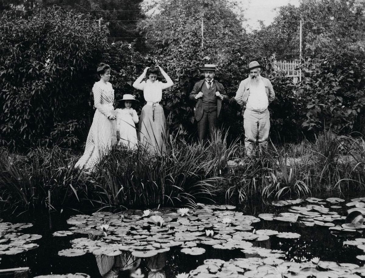 Germaine Hoschedé, Lili Butler, Mme Joseph Durand-Ruel, Georges Durand-Ruel et Claude Monet près du bassin aux nénuphars à Giverny en 1900. Collection des Archives Durand-Ruel.