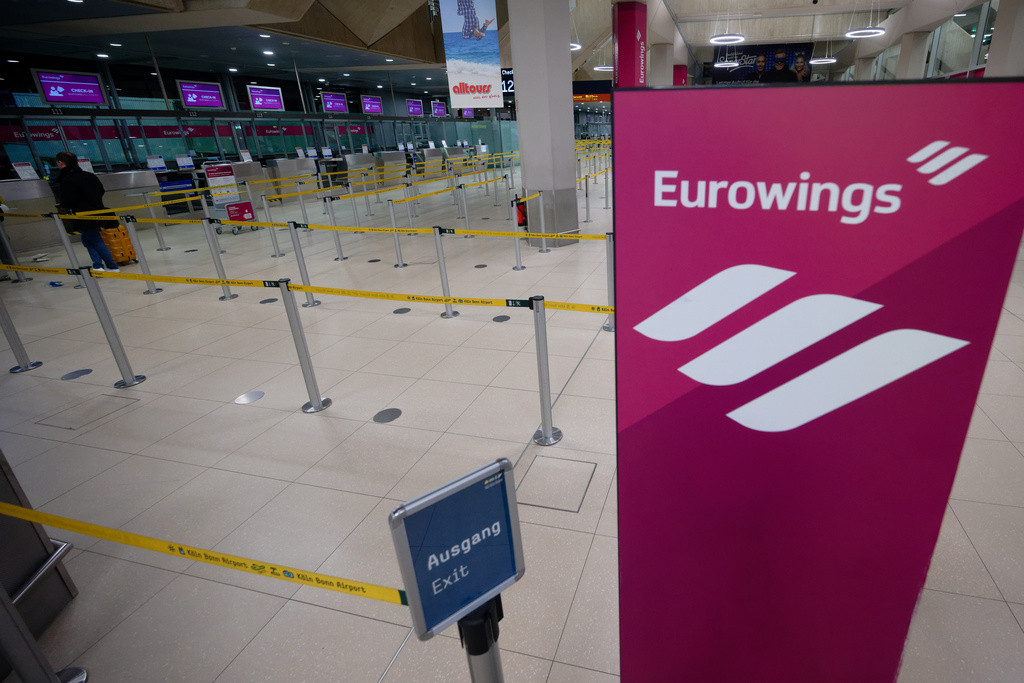 Comptoirs d’enregistrement Eurowings quasi déserts à l’aéroport de Cologne/Bonn.