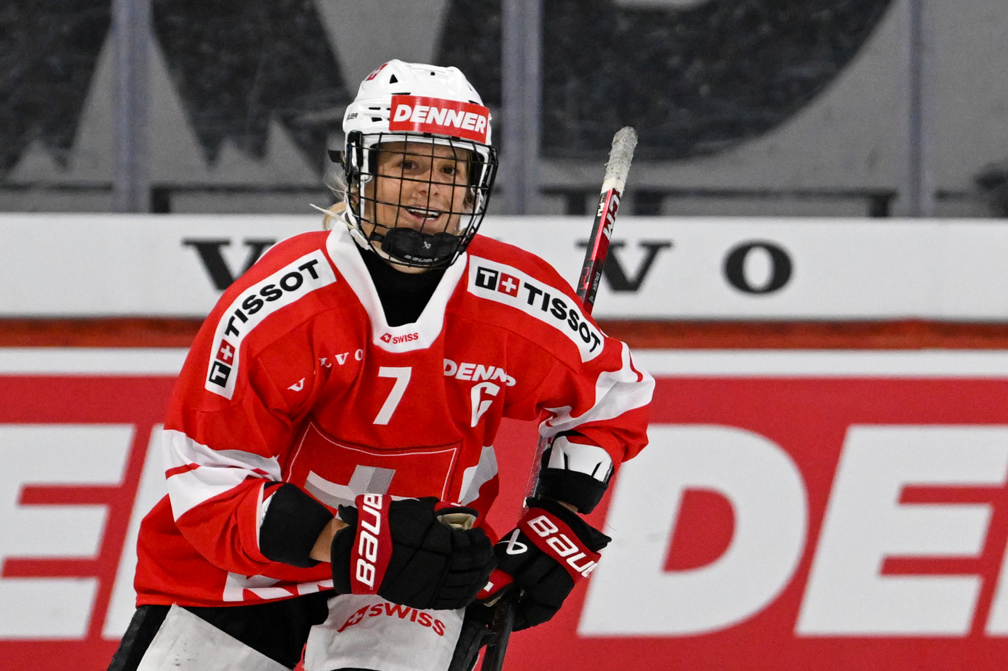 Lara Stalder (Schweiz, #7) bejubelt ihren Treffer beim Women’s Euro Hockey Tour Spiel Schweiz gegen Finnland in Kloten.