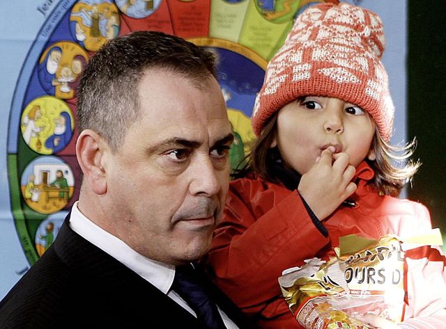 Rob Lawrie et la fillette afghane, Bahar Ahmadi, 4?ans, lors d'une conférence de presse à Calais.