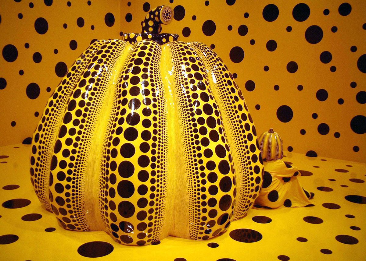 Photo de l'installation de la citrouille jaune à pois noirs de Yayoi Kusama au Matsumoto City Museum of Art, au Japon.