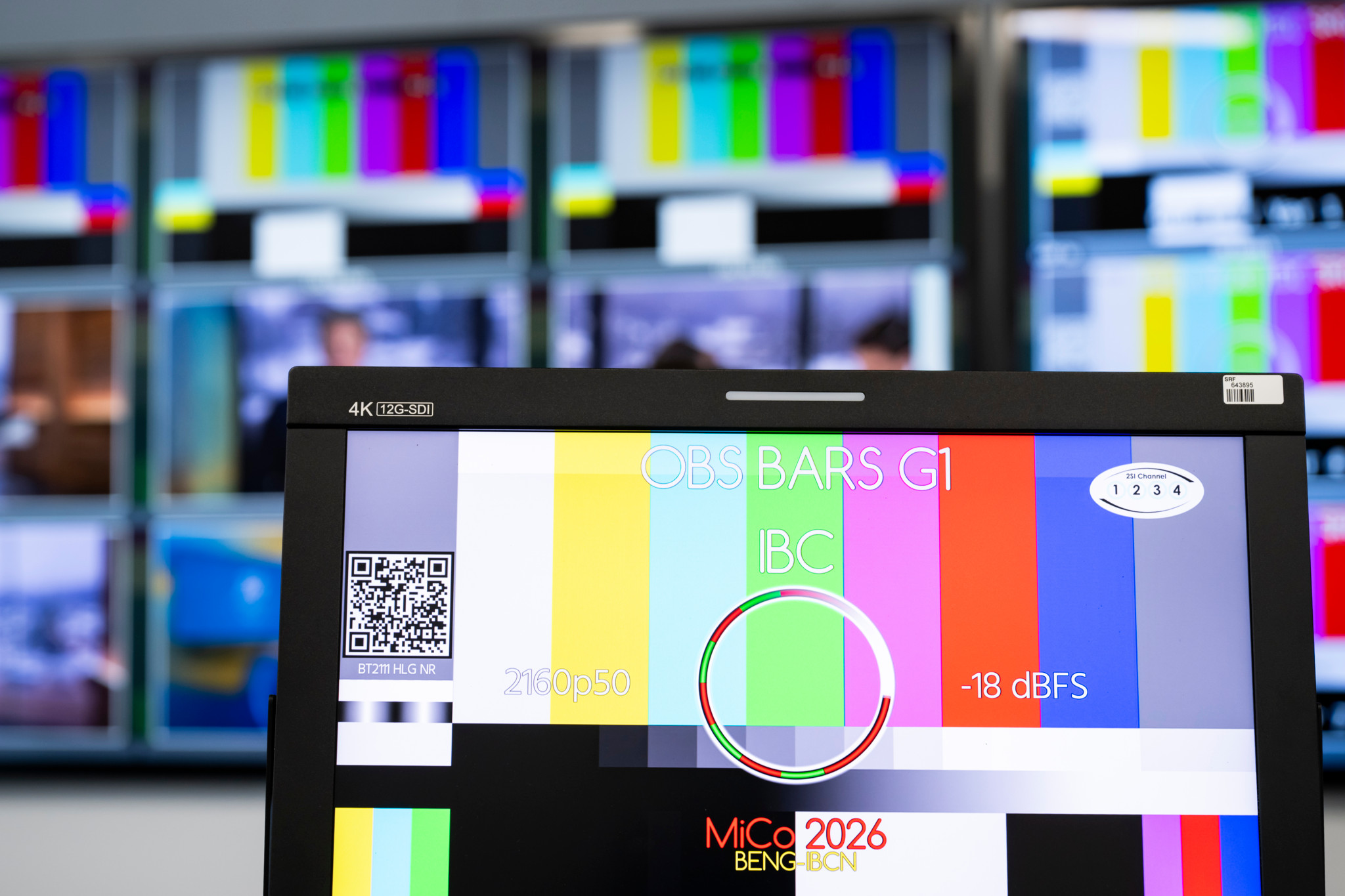 Bildschirme im SRG-SSR-Teamleiterbüro während einer Medientour im SRG SSR Studio bei den Olympischen Winterspielen 2026 in Cortina, Italien.