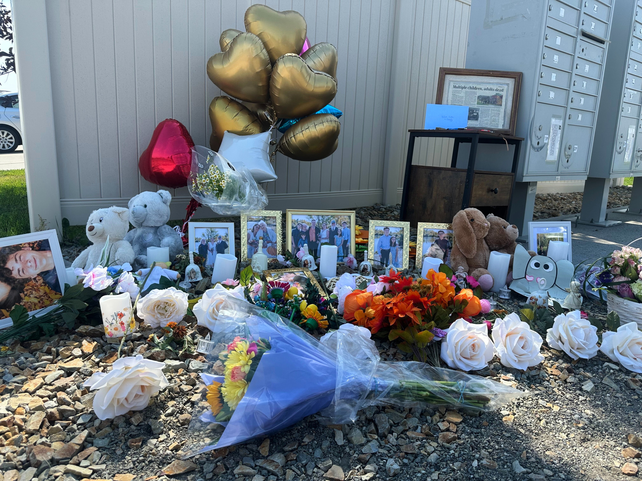 Gedenkstätte für acht getötete Familienmitglieder bei Billings, Montana, mit Blumen, Fotos, Kuscheltieren und goldenen Herzballons.