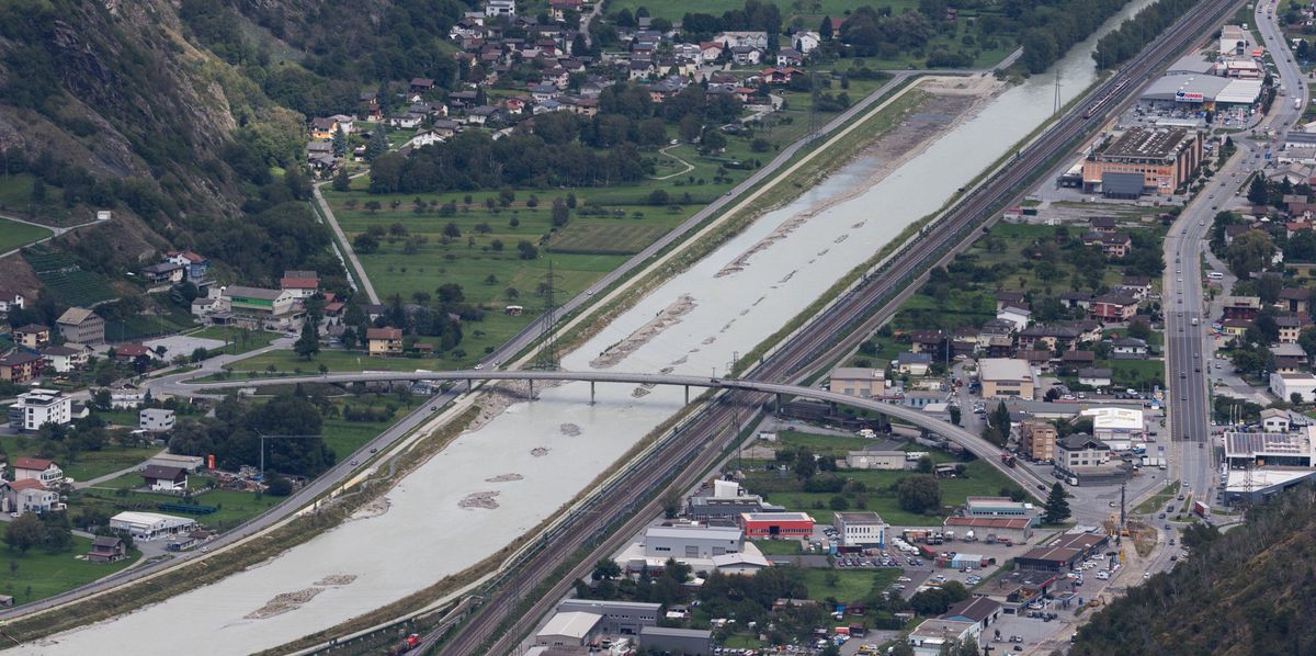 Les travaux de la correction du Rhône ont formellement commencé en 2009. Le secteur de Viège a été le premier a être élargi selon les plans. 