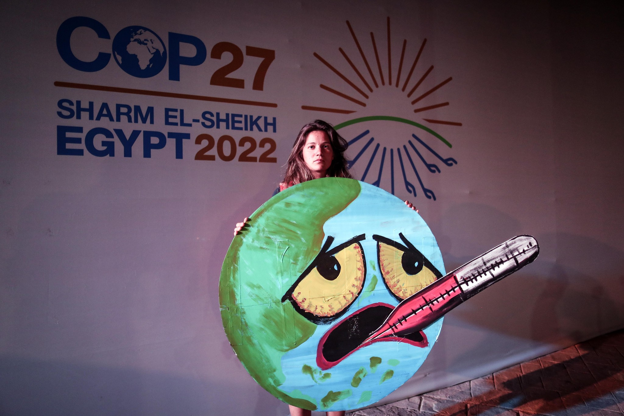 Junge Klimaaktivisten demonstrieren an der Klimakonferenz in Sharm al-Sheikh gegeb das NIchtstun der Vertragsstaaten des des Pariser Abkommens 
