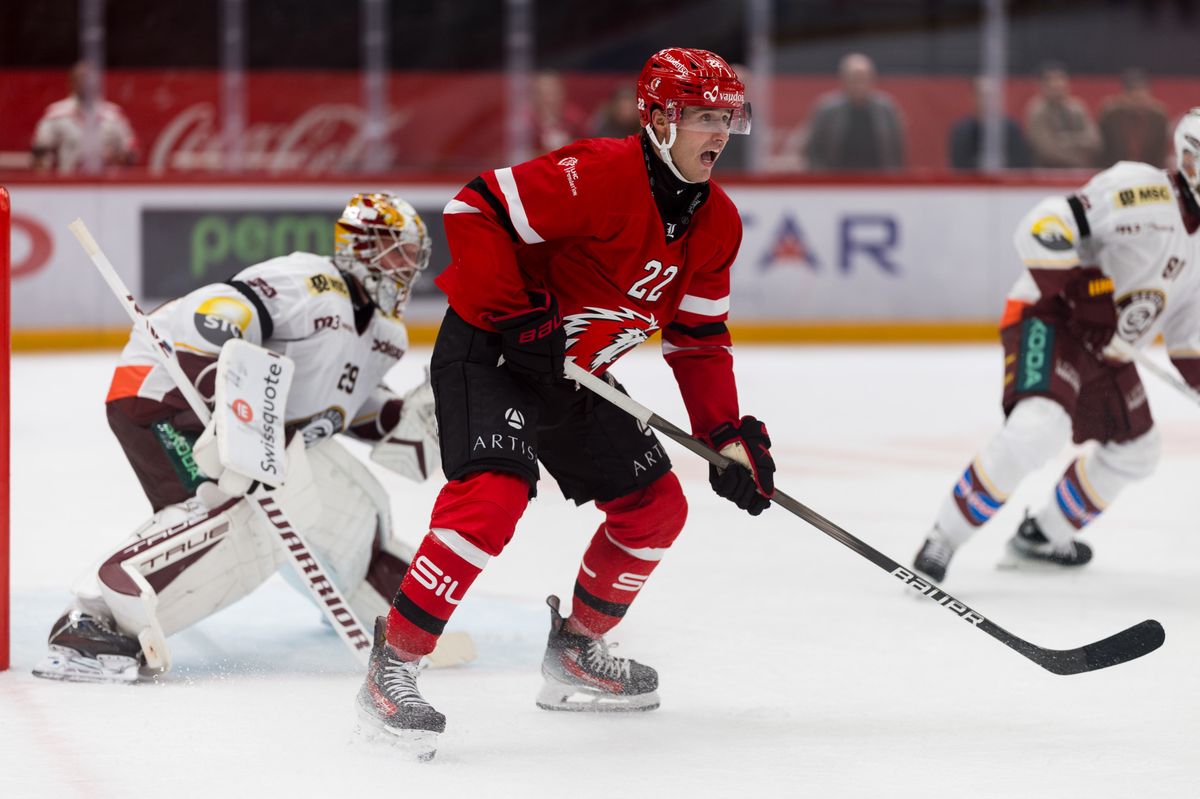 Le gardien Robert Mayer (GSHC), Janne Kuokkanen (LHC), pendant le match entre le Lausanne Hokey Club et le Geneve-Servette Hockey Club comptant pour le championat de National League, le mardi 17 septembre 2024 a la Vaudoise Arena, a Lausanne (Bastien Gallay / GallayPhoto)