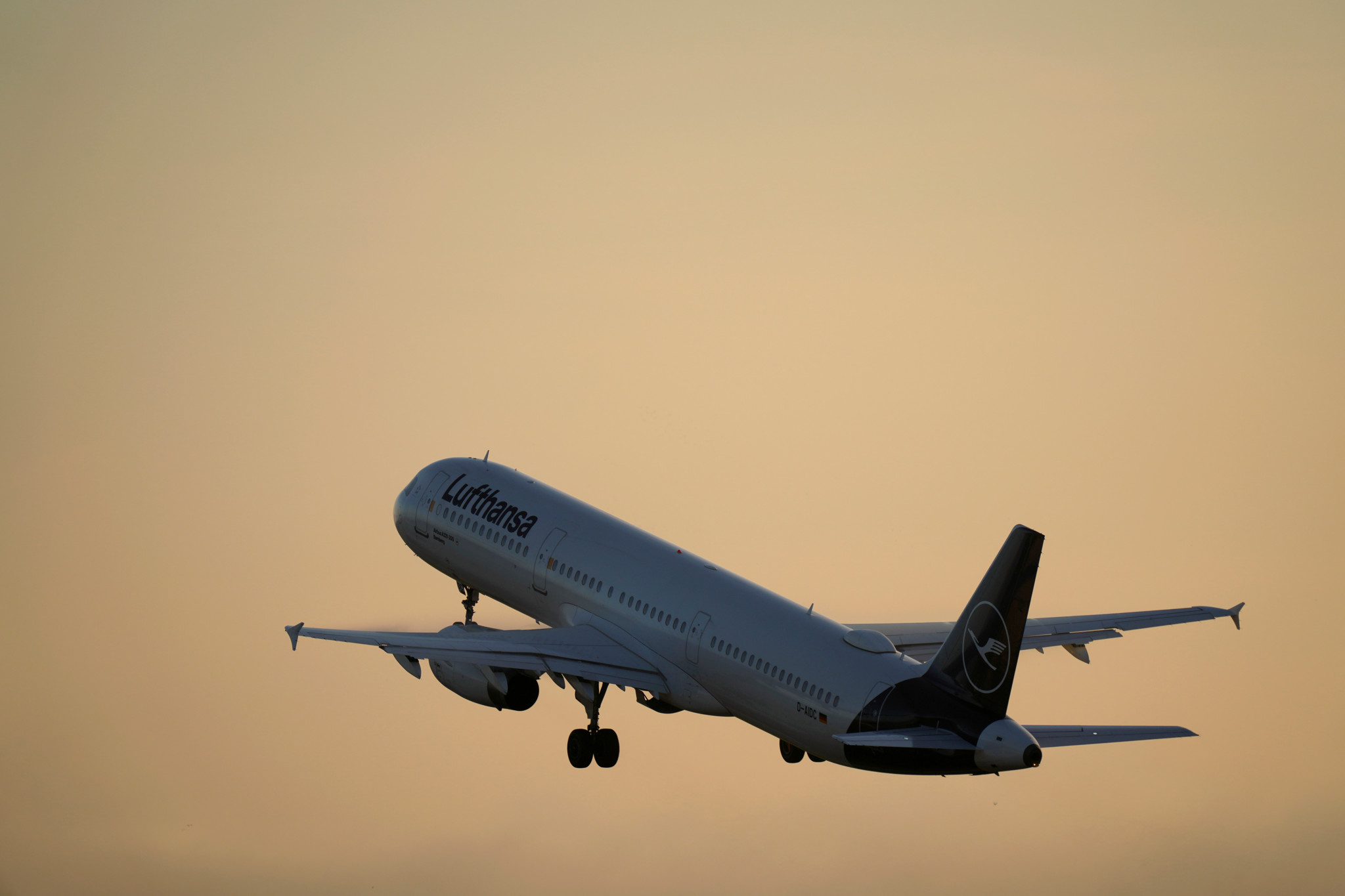 Ein Lufthansa Airbus A321 startet bei Sonnenaufgang von Lissabon am 28. September 2023.