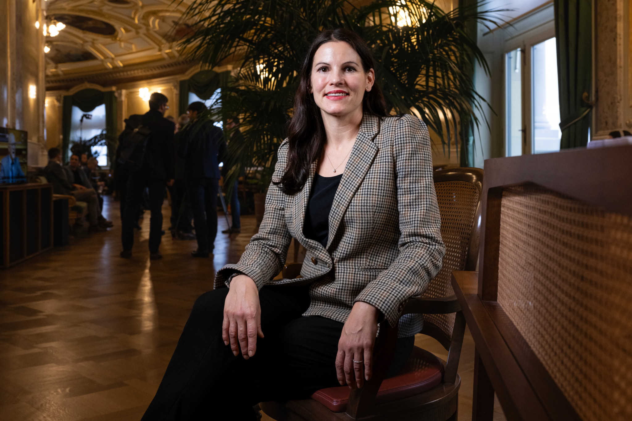 Nina Fehr Düsel, Mitglied der SVP, sitzt in einem eleganten Raum in Bern, umgeben von Pflanzen, am 18. Dezember 2023.