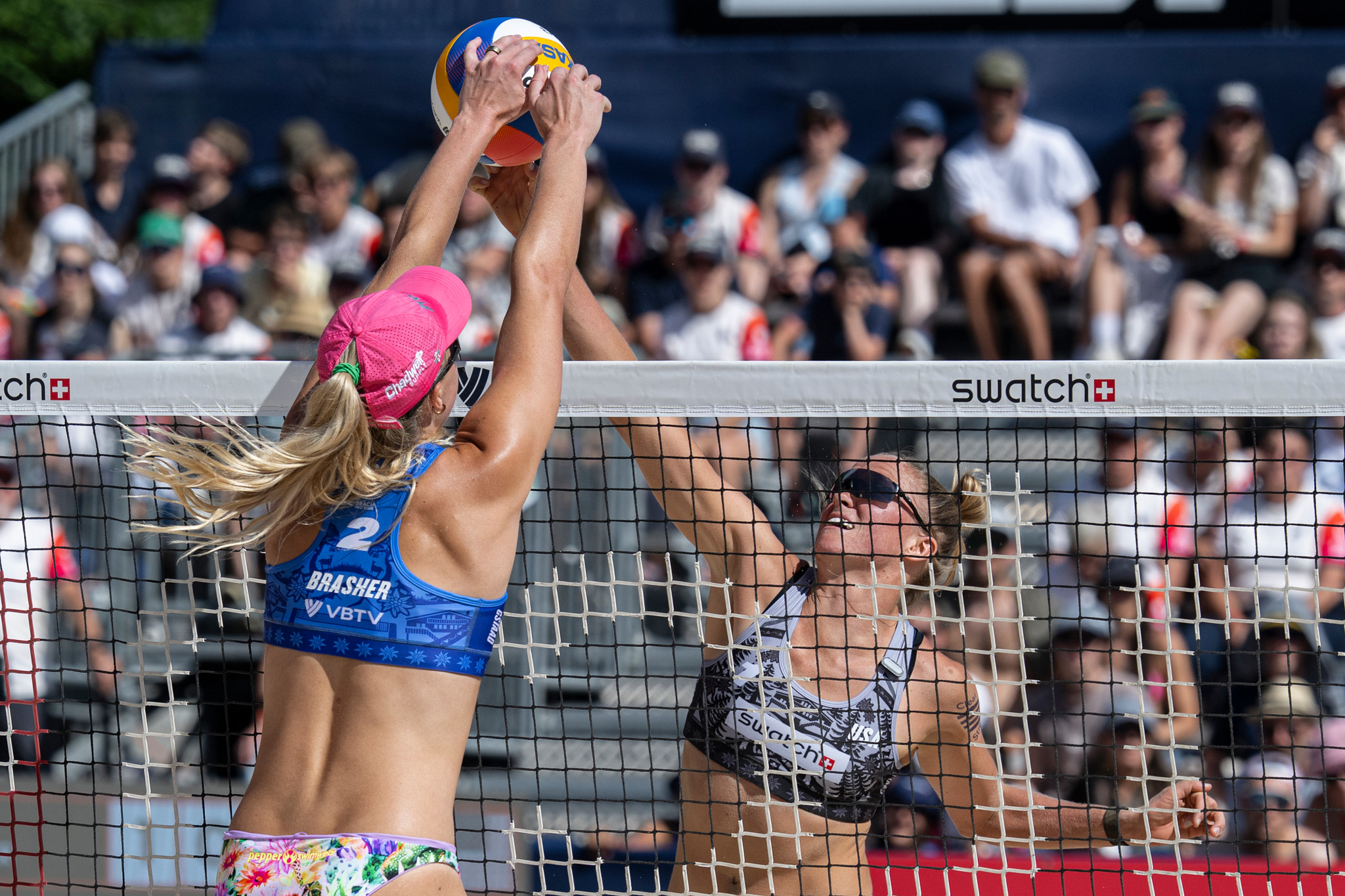 Taryn Brasher (USA) blockt am Netz gegen Megan Kraft (USA) beim Beach-Volleyball Gold-Finale des World Beach Pro Tour Elite16 in Gstaad. Taryn Brasher (USA) blockt am Netz gegen Megan Kraft (USA) beim Beach-Volleyball Gold-Finale des World Beach Pro Tour Elite16 in Gstaad.