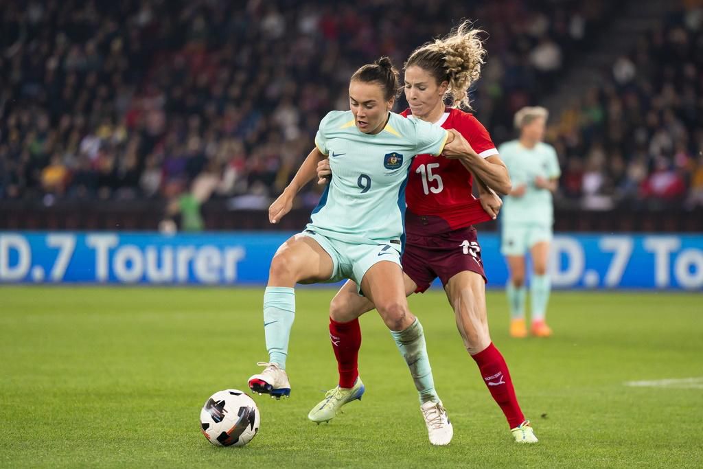 Julia Stierli de la Suisse et Caitlin Foord d'Australie luttent pour le ballon lors d'un match amical international au Stade Letzigrund à Zurich, le 25 octobre 2024.