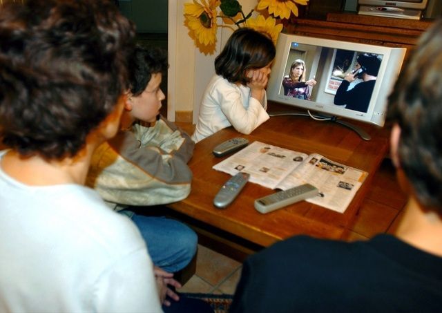 La durée d'utilisation journalière de la télévision dépasse partout deux heures en Suisse.