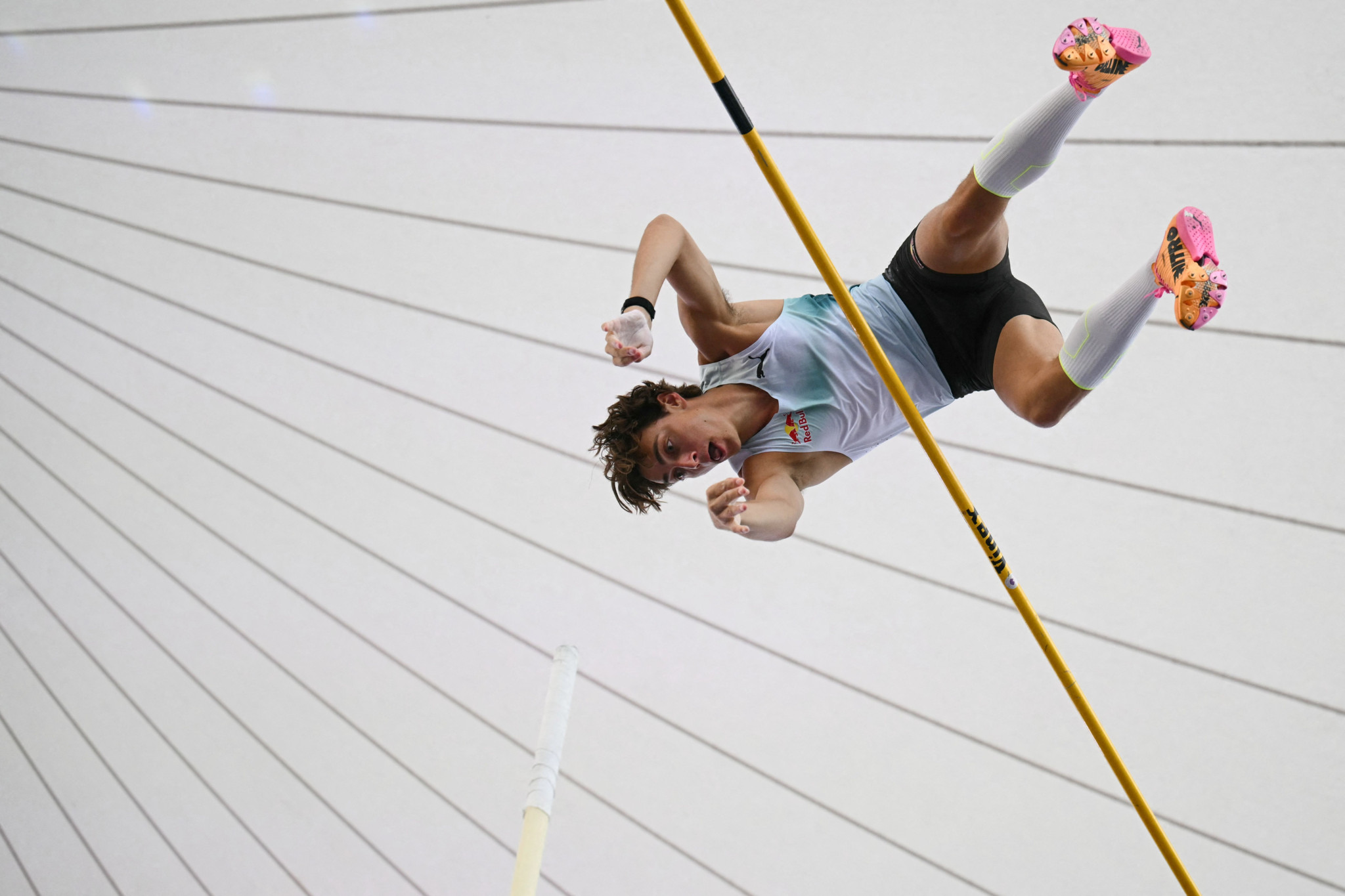 Armand Duplantis aus Schweden beim Stabhochsprung am Diamond League Meeting in Lausanne, den Körper über die Latte gebogen.
