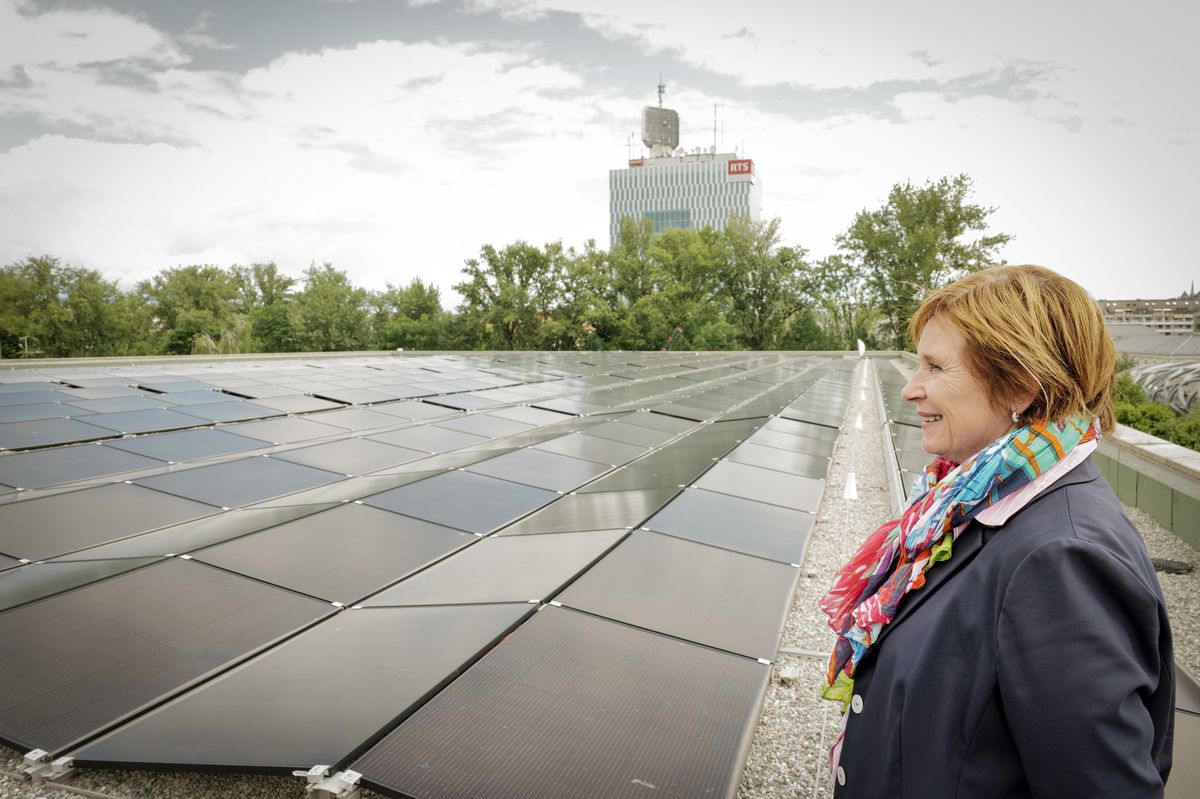 Genève, le 11 juin 2024. Après un an de travaux, la phase énergétique du chantier de rénovation des patinoires du centre sportif des Vernets touche à sa fin. Le centre sportif des Vernets est le plus grand consommateur d’énergie du patrimoine bâti de la Ville, et sa rénovation représente une étape essentielle pour engager la transition énergétique du site. Ce projet d’envergure comporte deux axes majeurs : l'installation de la plus grande centrale solaire de la Ville et la valorisation des rejets de chaleur pour chauffer l'ensemble du centre sportif. Pour marquer cette étape importante, Mme Frédérique Perler, en charge du Département de l'aménagement, des constructions et de la mobilité, nous invite sur le toit de la patinoire extérieure des Vernets afin de découvrir la plus grande centrale solaire de la municipalité.