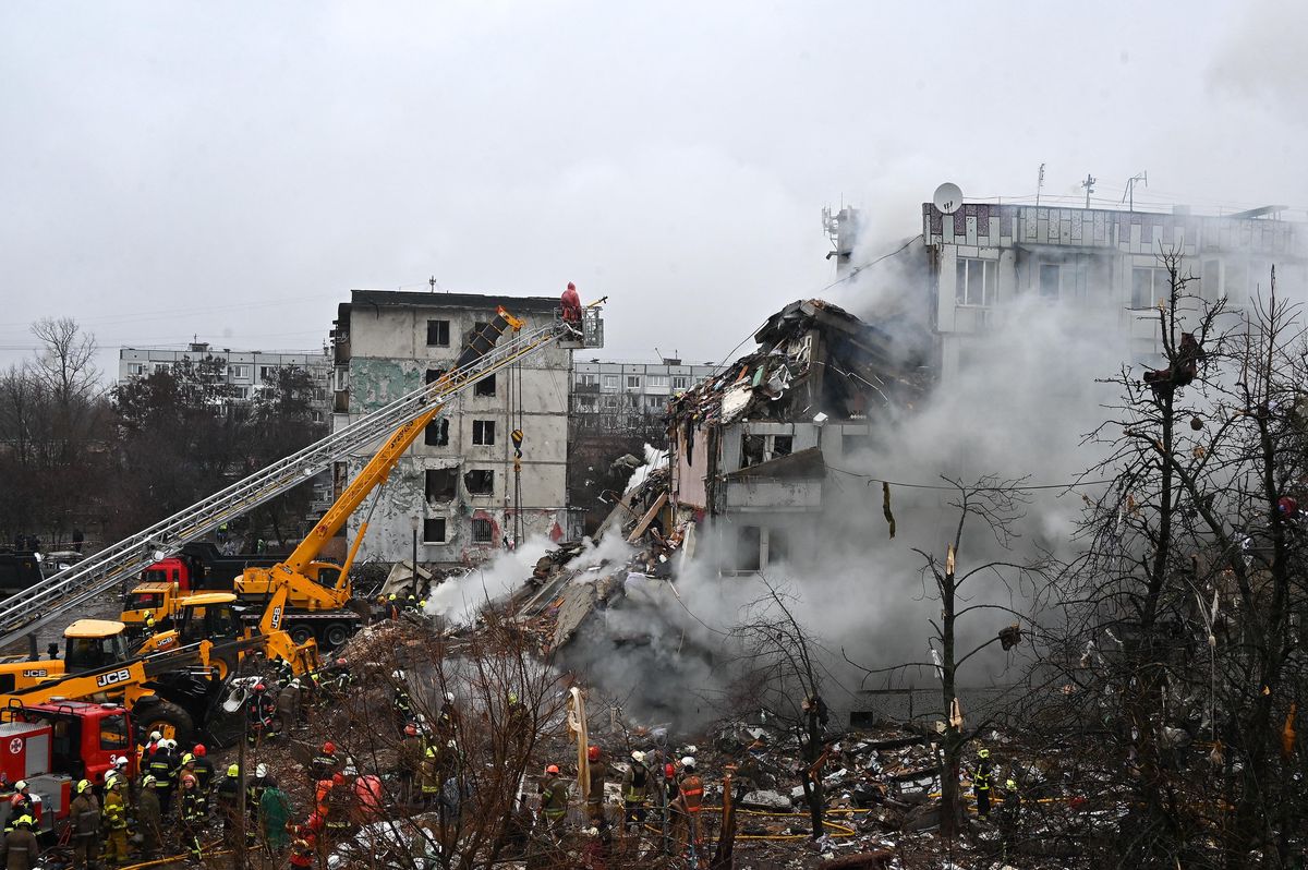 Débris d’un immeuble résidentiel endommagé après une frappe de missiles russes.