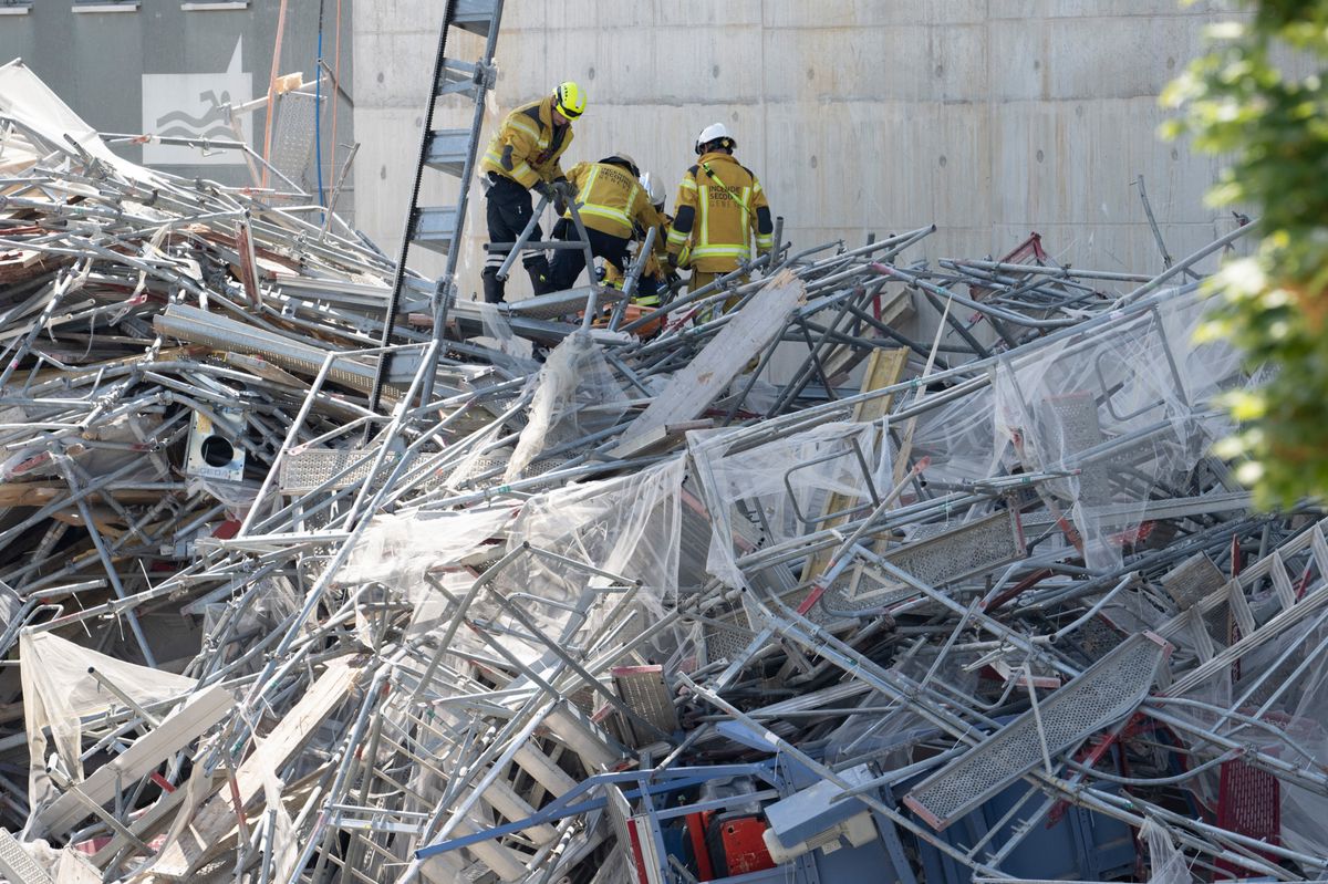 Lausanne, le 12 JUILLET 2024, Accident spectaculaire dans le quartier en construction de Malley: un échafaudage se détache de la paroi de l'immeuble en construction. Il y aurait plusieurs ouvriers sous les décombres. ©Florian Cella/24h
