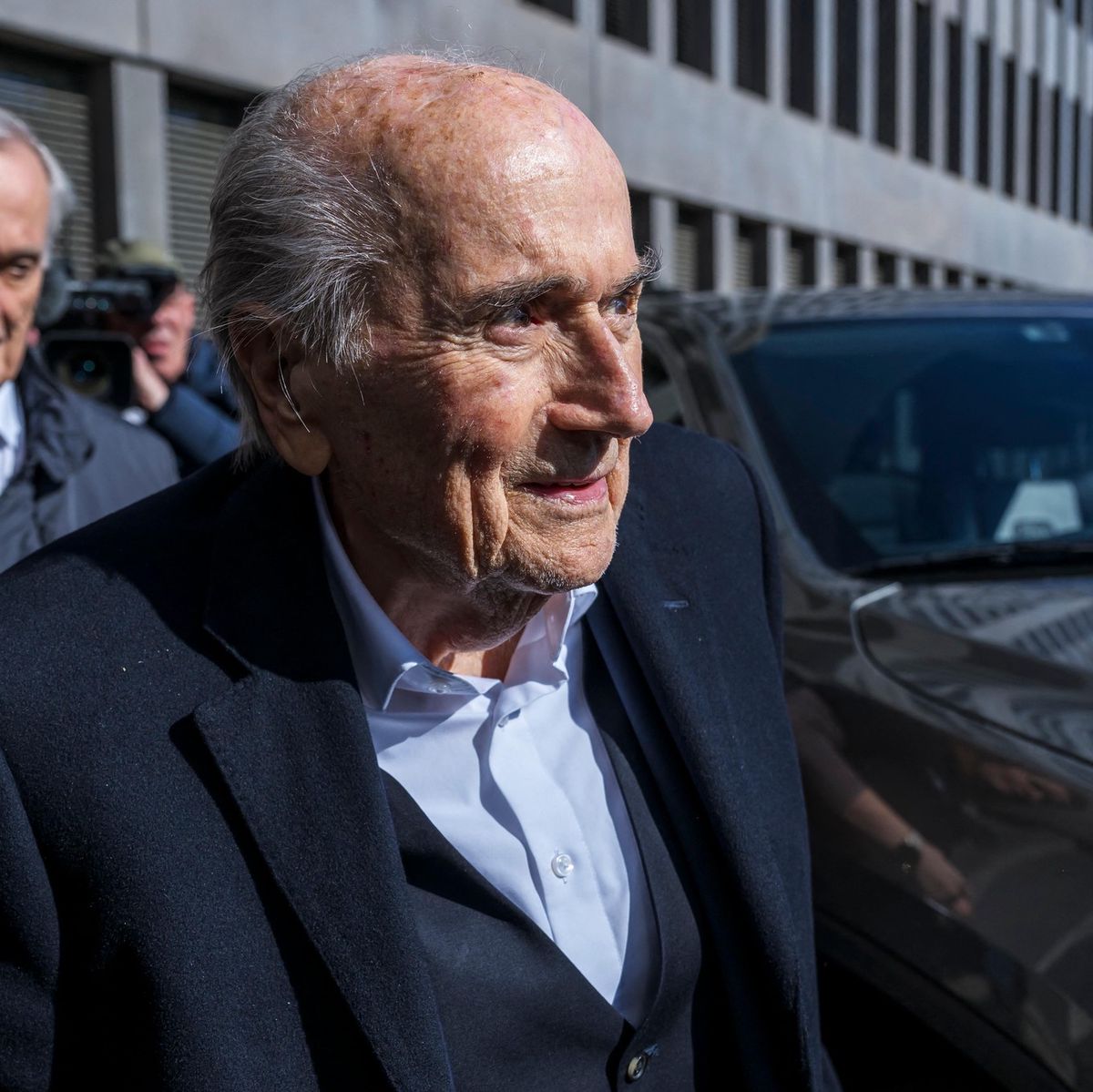 L’ancien président de la FIFA, Sepp Blatter, arrive avec son avocat Lorenz Erni au tribunal de Muttenz près de Bâle pour son procès en appel, le 3 mars 2025.