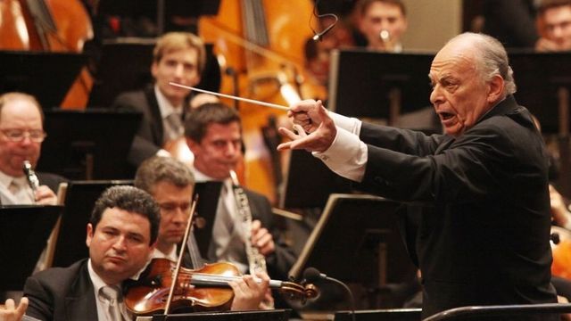 Lorin Maazel dirigeant le Philharmonique de Vienne en 2010.