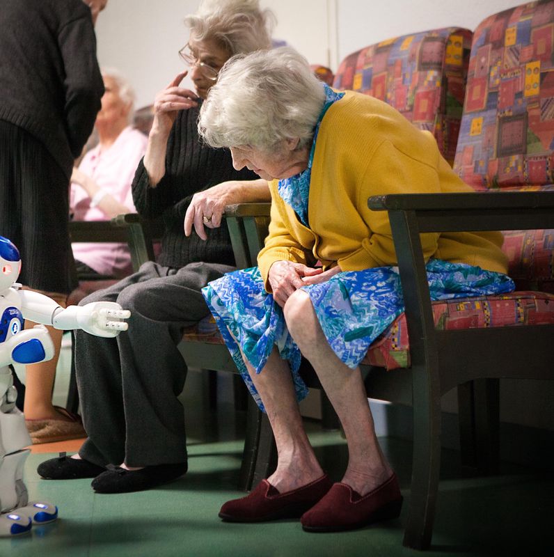 Robot NAO équipé du logiciel Zora interagit avec des résidents dans la maison de retraite ÔBalcons de Tivoli en France.