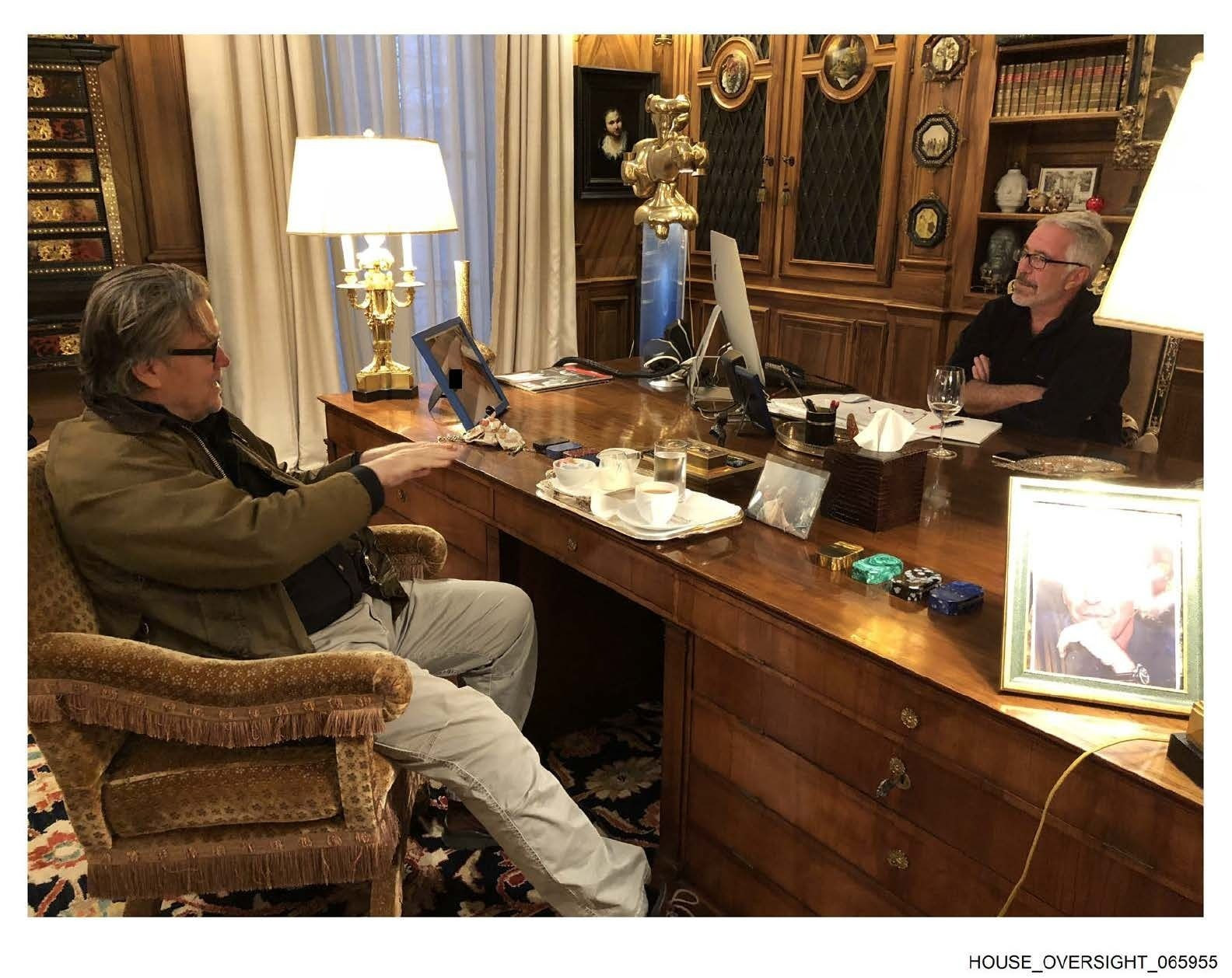Jeffrey Epstein: Neue Fotos mit Steve Bannon und Bill Gates veröffentlicht