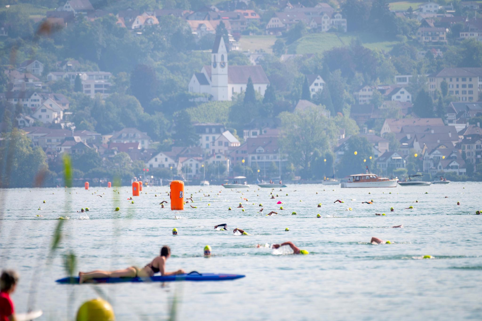 353 Schwimmerinnen und Schwimmer schwammen am Sonntagmorgen von Männedorf nach Wädenswil.
