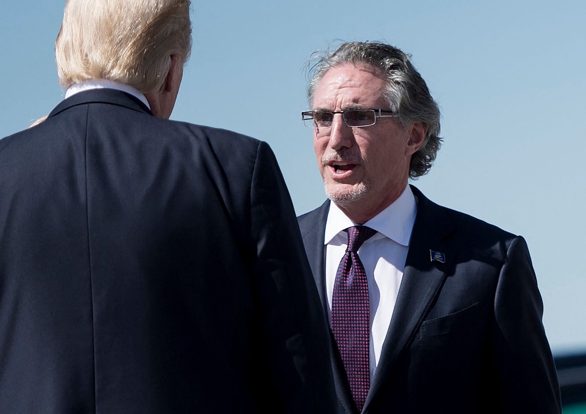 Le gouverneur Doug Burgum de Dakota du Nord accueille le président américain Donald Trump après son arrivée à l'aéroport municipal de Bismarck, le 6 septembre 2017.