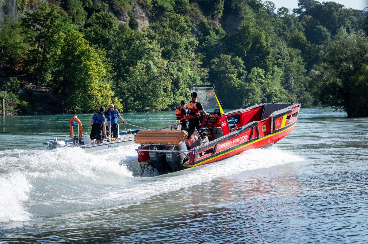 Point presse suite aux très nombreuses interventions des services de secours des derniers jours et malgré plusieurs rappels de prévention effectués au début de la saison estivale.
Mardi 6 août 2024 à 8h - au bord du Rhône, peu après le pont Sous-terre sur la rive gauche.
Le Lieutenant Cyrille DUTHEIL, chef de la Brigade de la navigation (BNAV) et Monsieur Nicolas MILLOT, Officier de communication pour le Service d'incendie et de secours (SIS) sont présents pour répondre aux questions.