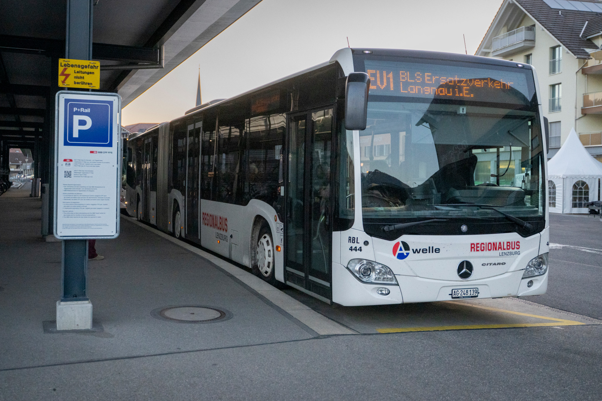 Ein Mercedes-Bus der Linie BLS Ersatzverkehr am Bahnhof Schuepfheim. Hinweis auf eine Sperrung der Strecke Langnau-Schuepfheim von März bis August 2025.