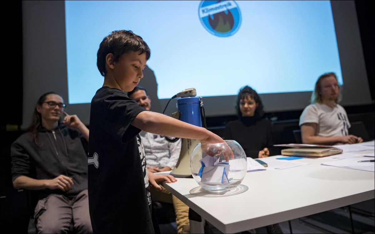 Un enfant mélange les noms des candidats de la Grève du Climat Vaud lors du tirage au sort du nom du candidat qui portera la candidature collective a lélection complémentaire au Conseil d'Etat. 