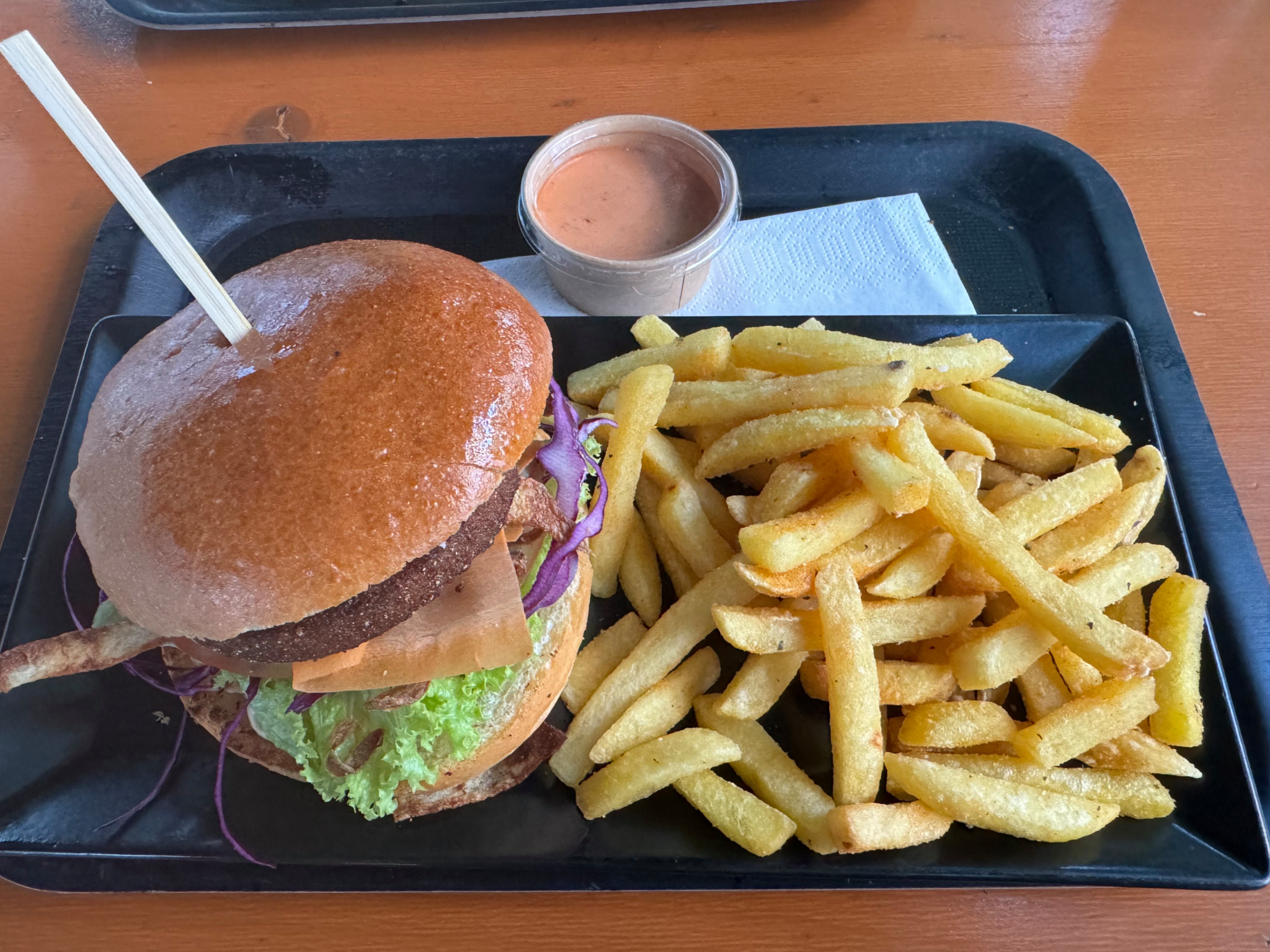 Auch gut, aber die Saftigkeit fehlt im vegetarischen Patty.