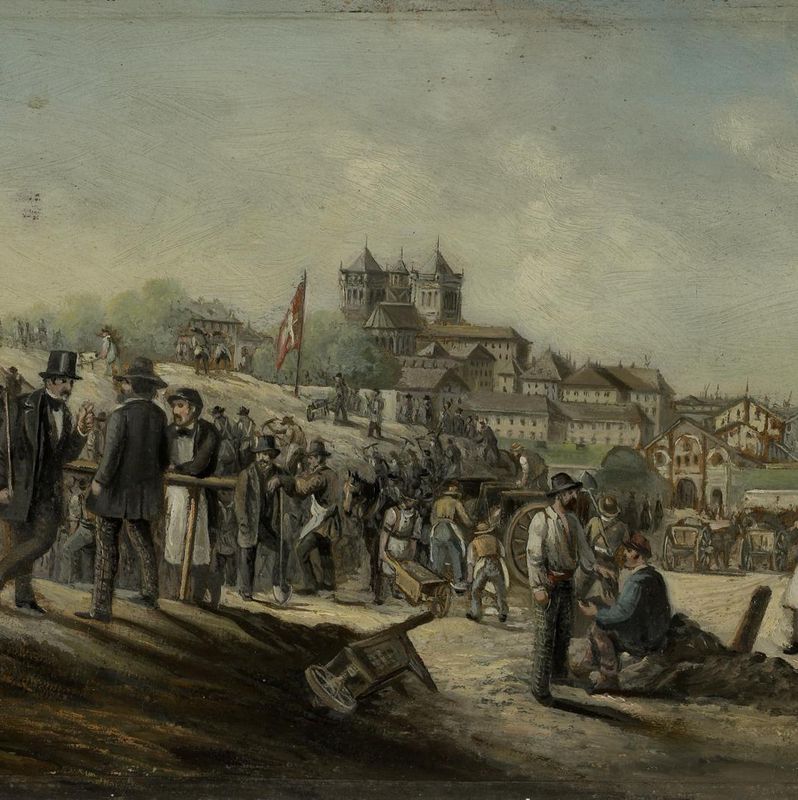 Scène historique montrant des ouvriers travaillant sur un chantier animé avec une ville en arrière-plan, incluant des bâtiments et une église.