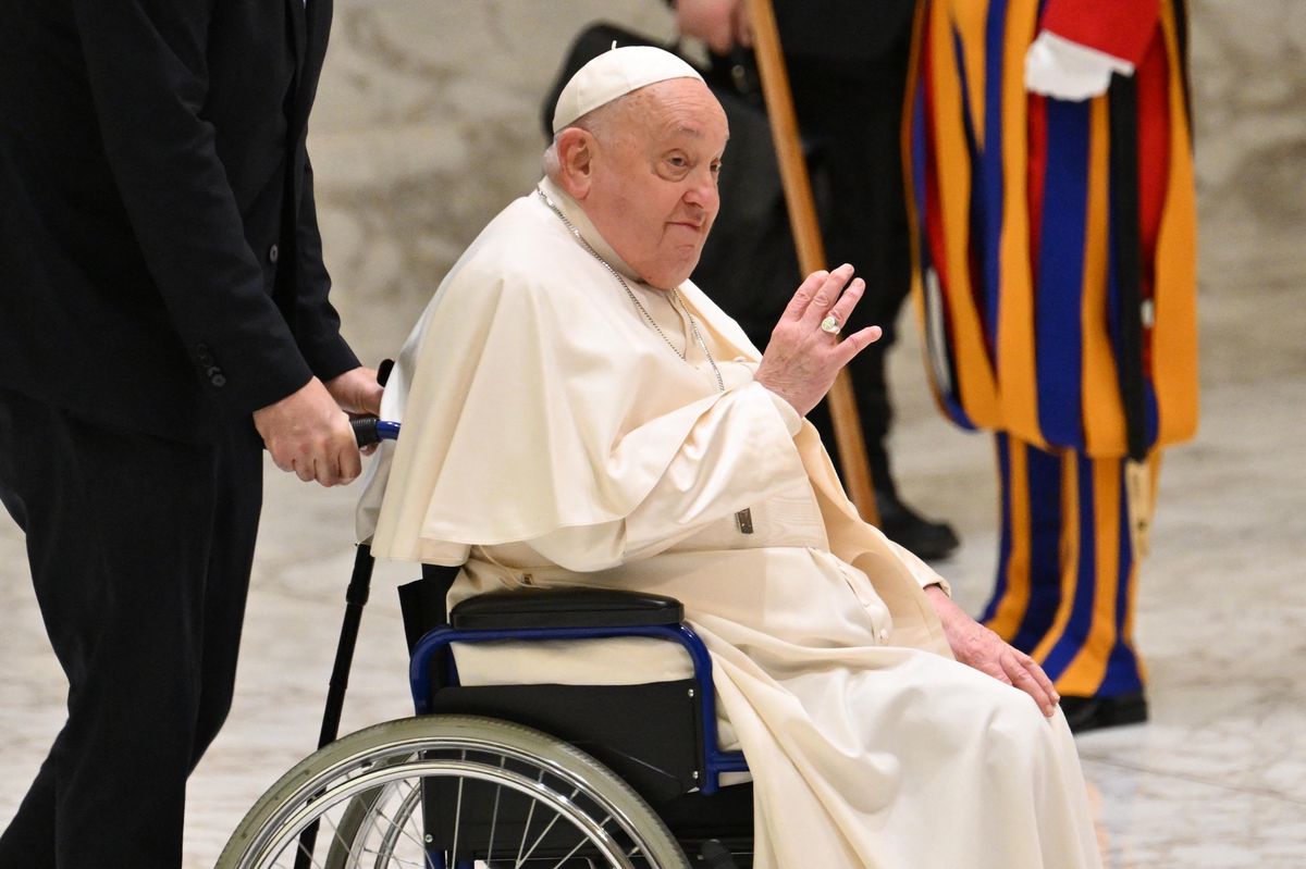 Le Pape François arrive en fauteuil roulant pour l’audience générale à la salle Paul-VI au Vatican, le 5 février 2025.
