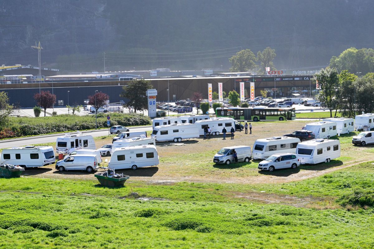 Noville,  le 13 octobre 2023. Depuis quelques semaines un campement illégal de gitans s'est installé sur un terrain privé en zone commerciale à Noville. Une partie de la communauté des gens du voyage est déjà partie. 24HEURES/Chantal Dervey