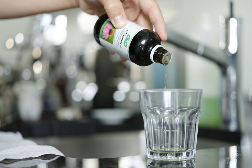 Une personne verse le remède naturel Echinaforce d’A. Vogel dans un verre à Zurich, le 16 septembre 2020.