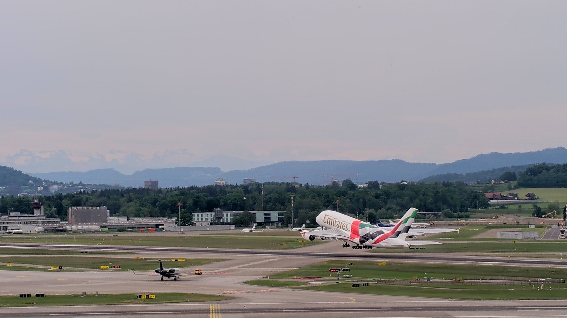 Flughafen Zürich: Airbus A380 von Emirates trug riesige VAE-Flagge nach Zürich