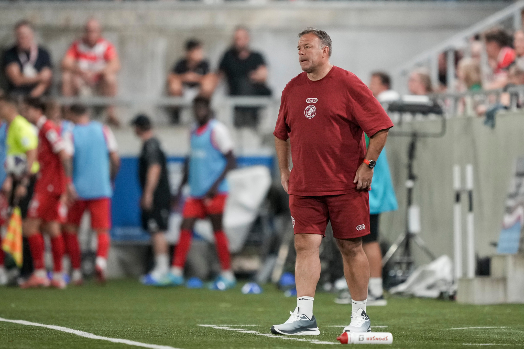 FC Winterthur Trainer Patrick Rahmen beobachtet das Challenge League Spiel SC Kriens gegen FC Winterthur an der Seitenlinie.