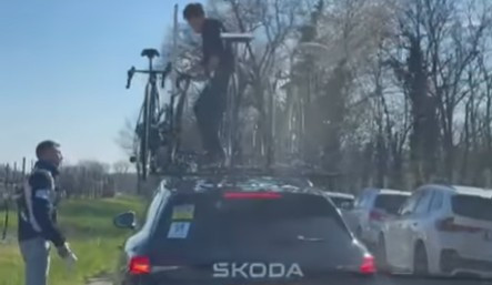 Settimana Coppi e Bartali: Dreiste Diebe wollen ein Rad während dem Rennen vom Autodach klauen