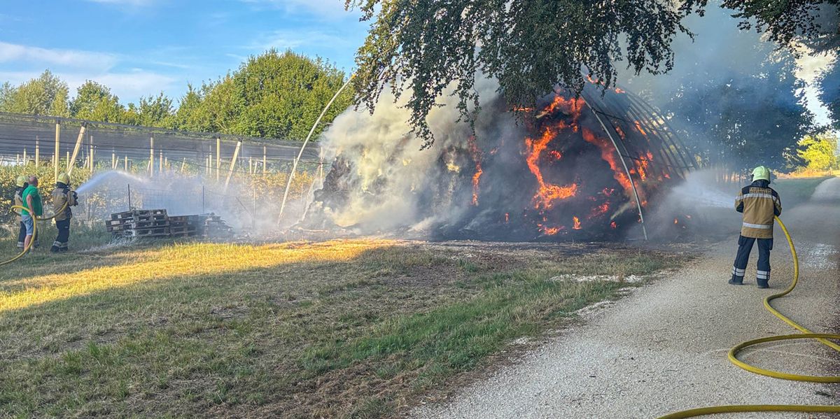 Feuer-in-Bottmingen-Hier-geht-harte-Arbeit-von-Landwirten-in-Flammen-auf