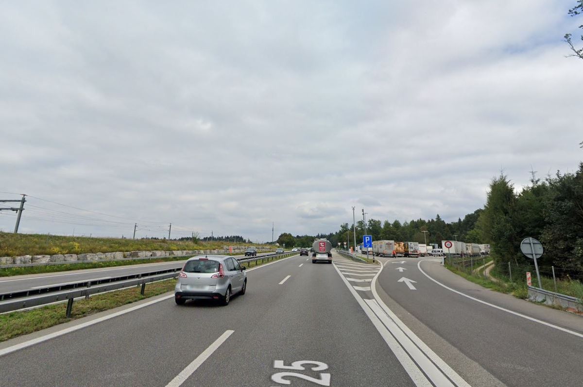 Stau auf A1 wegen Auffahrkollision zweier Lastwagen