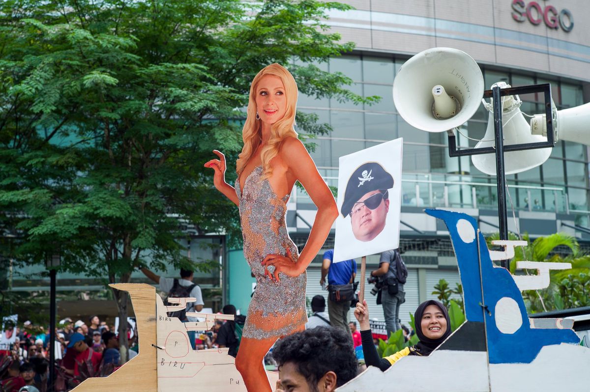 Des manifestants malaisiens dénoncent Jho Low derrière une effigie de son amie Paris Hilton, en 2018 à Kuala Lumpur.