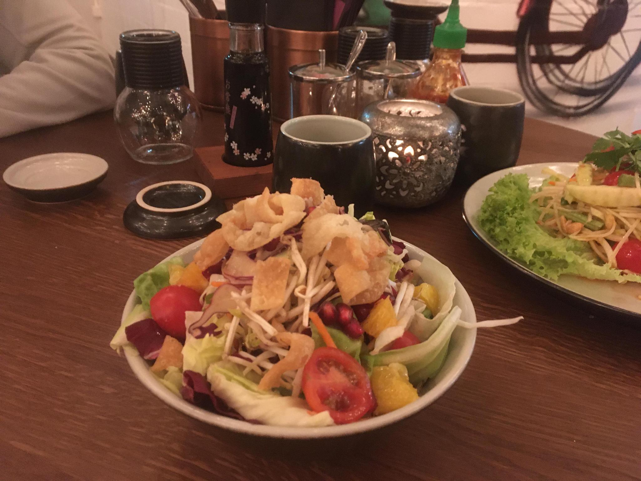 Fresh! Der vegane Nooba-Salad, sowie der Papaya-Salat (rechts)…