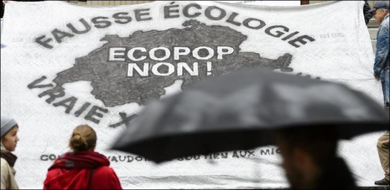 Ils étaient une vingtaine à s'être réunis sur la place Saint-Laurent par une météo maussade.