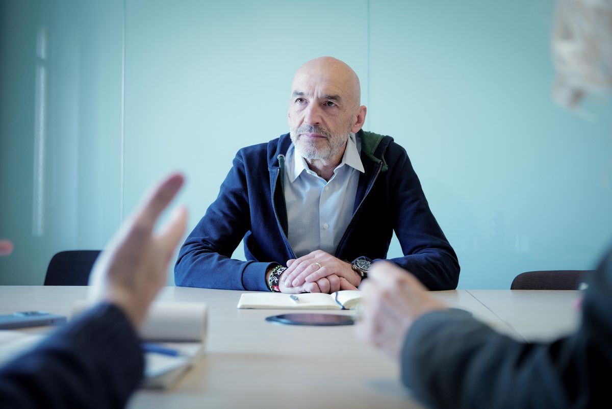 Christophe Girod, directeur de l’Hospice général, assis à une table lors d’une réunion à Genève.