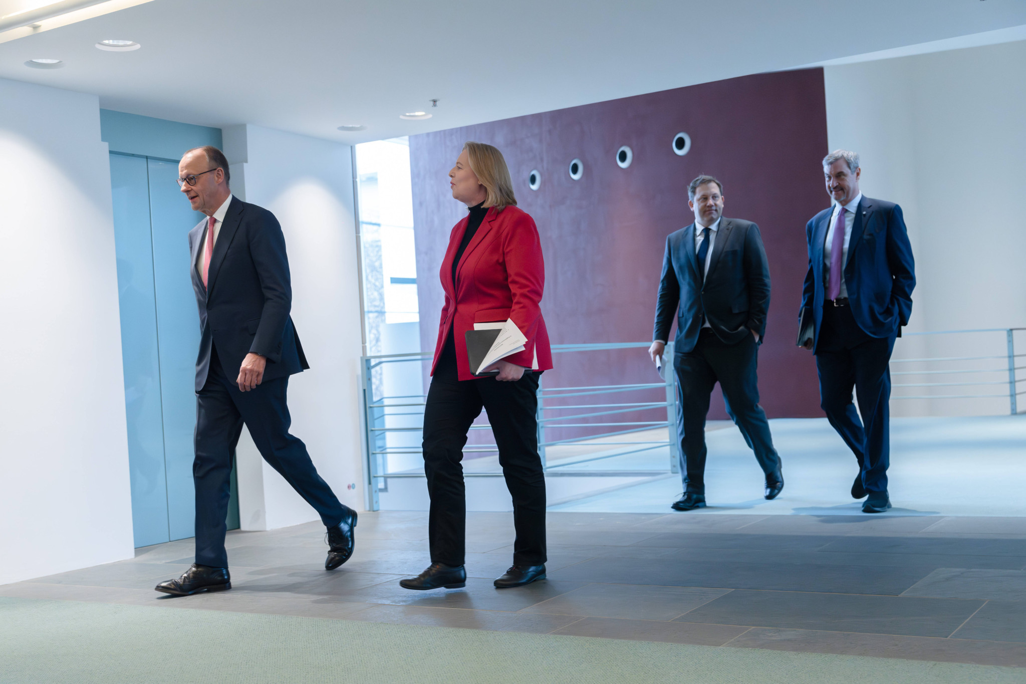 Machtkampf in Berlin: Tankrabatt und steuer­freie Prämien: So will Merz’ Bündnis die hohen Sprit­preise bekämpfen