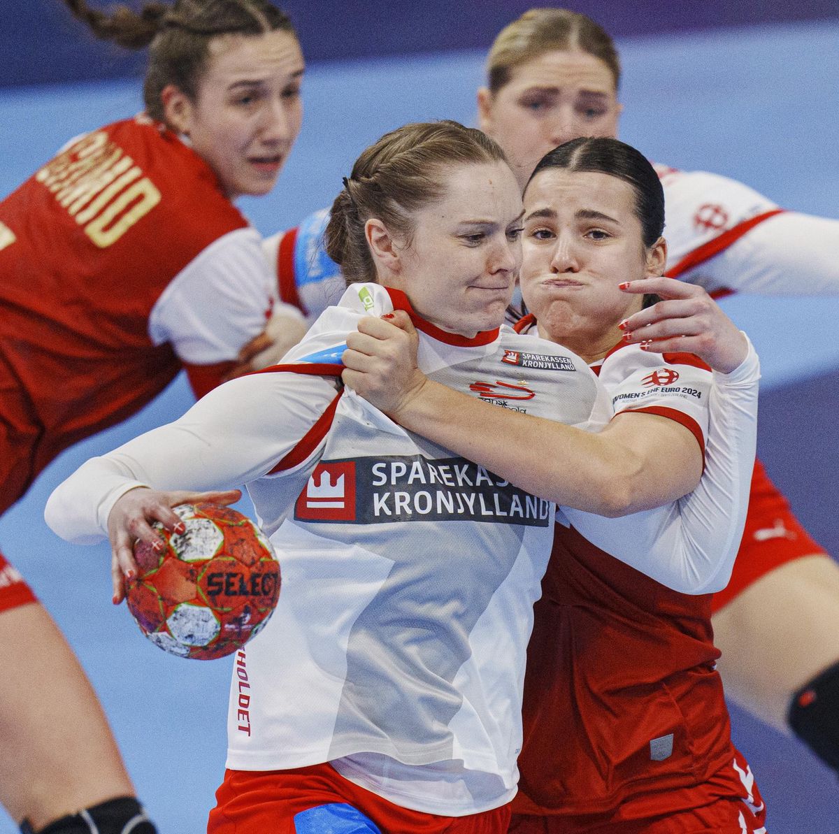 Match de l’EHF Women’s EURO 2024 avec Anne Mette Hansen du Danemark et Daphne Gautschi de la Suisse en action à Bâle.