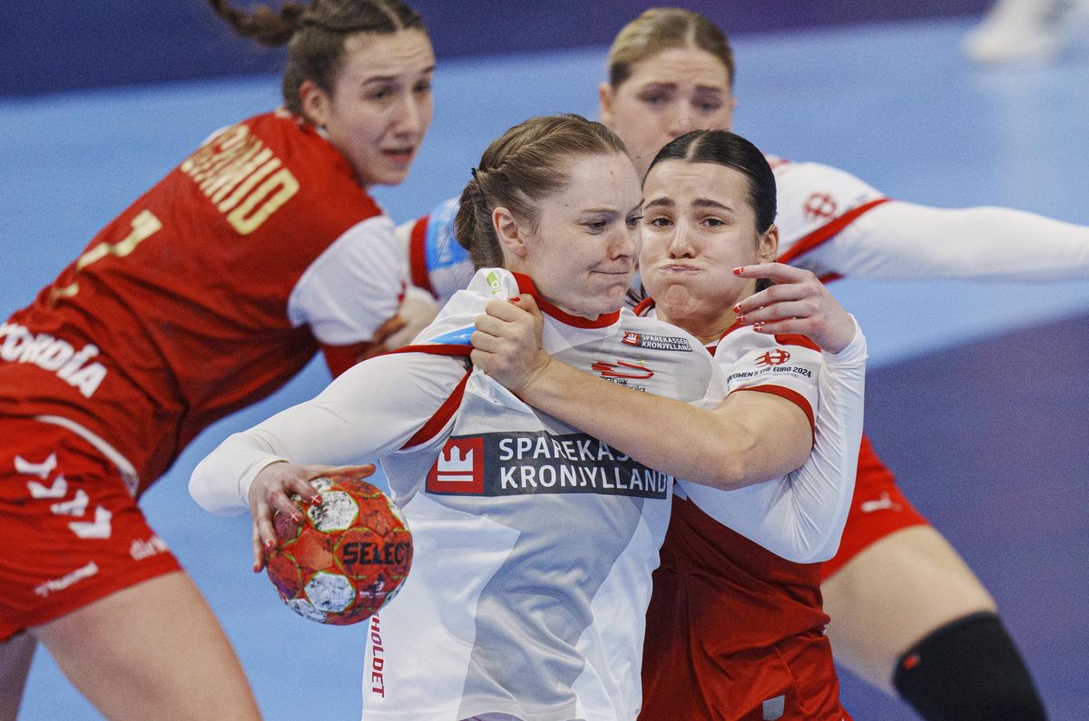 Match de l’EHF Women’s EURO 2024 avec Anne Mette Hansen du Danemark et Daphne Gautschi de la Suisse en action à Bâle.