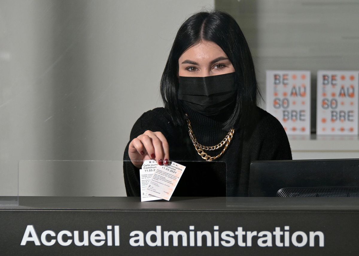 La commune de Morges, qui vend les cartes CFF au guichet de son administration fustige «une décision qui va à l’encontre de la transition écologique», elle qui écoule bon an mal an – sauf en 2020 pour cause de Covid-19 – le 96% de son stock.