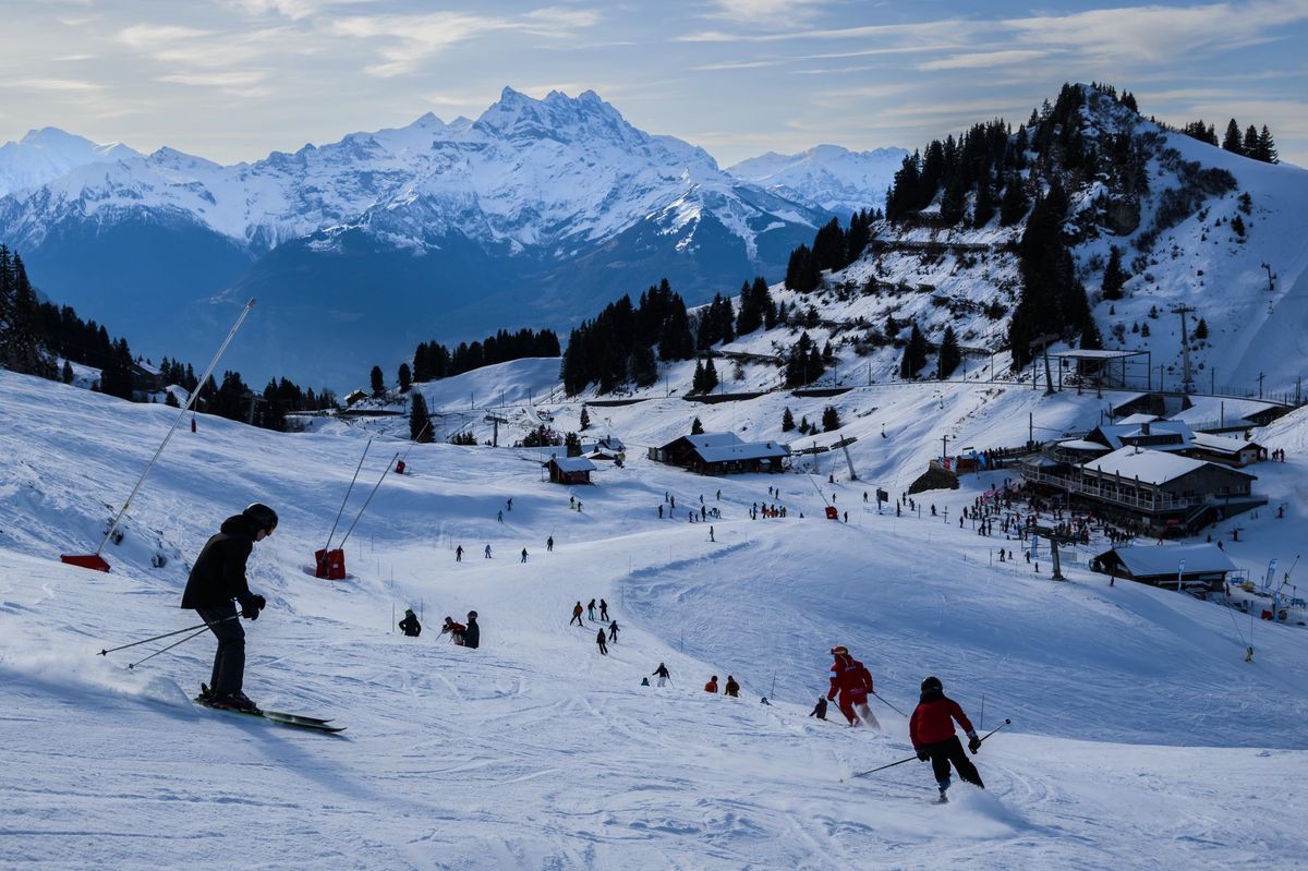 Conditions optimales à la veille des relâches sur les pistes des Alpes vaudoises (ici à Villars). En station, on espère que le redoux qui arrive ne gâchera pas la deuxième moitié de saison.
