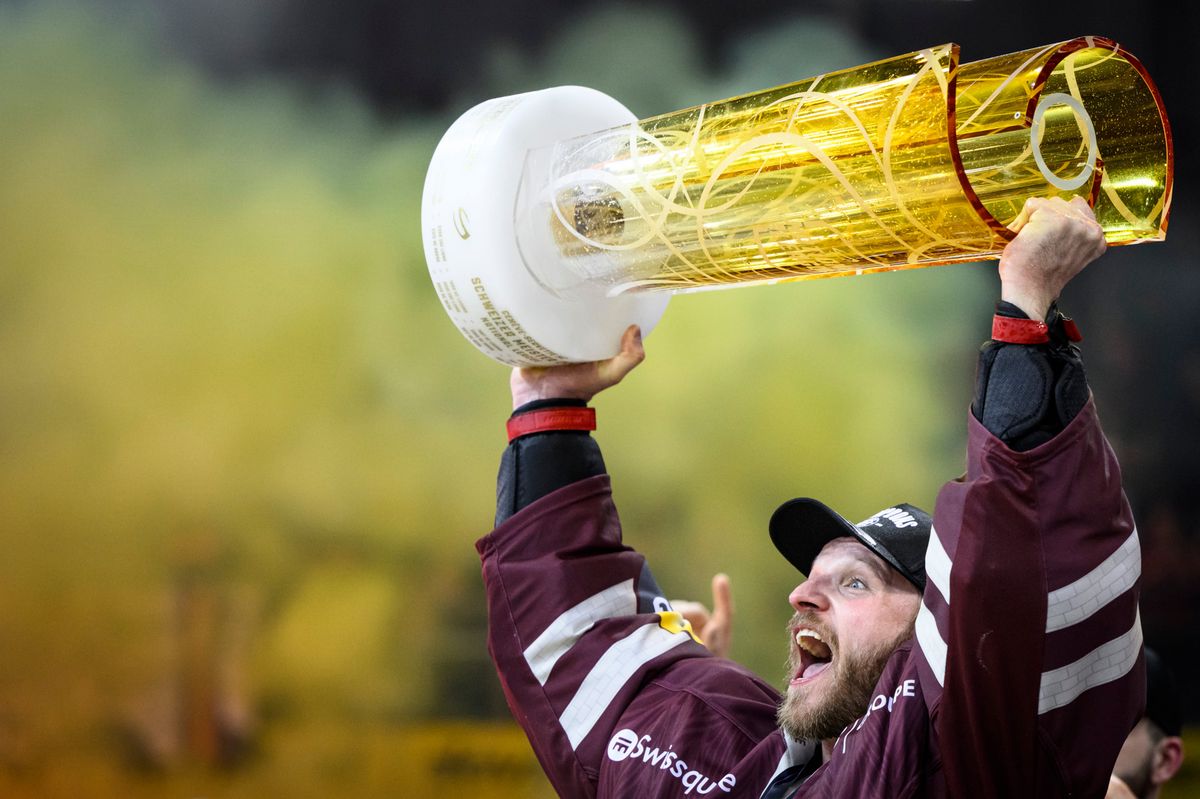 Grâce à son excellente saison, Robert Mayer a été récompensé du prix du meilleur gardien de National League et de MVP des play-off.