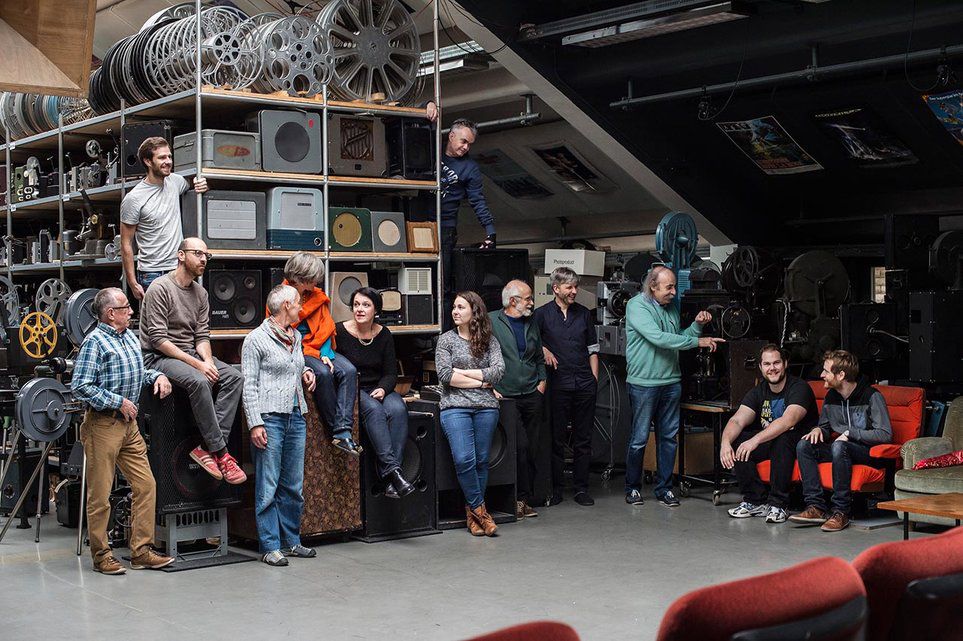 Neugierig auf alles, was mit dem bewegten Bild zu tun hat: knapp die Hälfte der Lichtspiel-Belegschaft mit Leiter David Landolf.