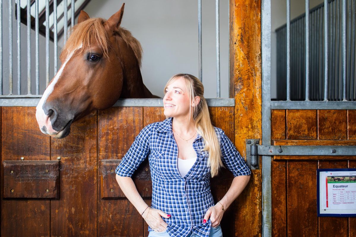 AVENCHES,  le 7 juin 2022. Plateforme 10. Pauline Queloz, directrice de la Fédération Suisse du cheval Franche-Montagne. Ici au harras national.  (Odile Meylan/24heures)